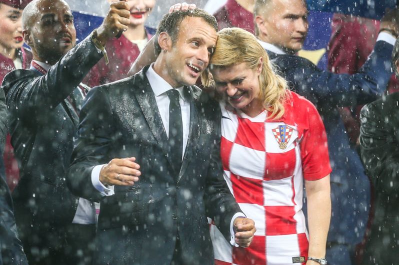 Президент Хорватии Колинда Грабар-Китарович поздравляет Эммануэля Макрона с победой сборной Франции в ЧМ.