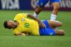 Нападающий сборной Бразилии Неймар лежит на поле во время матча с Бельгией. Футболиста критиковали за слишком частые и показные падения. СМИ подсчитали, что всего во время матчей ЧМ-2018 Неймар пролежал на газоне почти 14 минут.