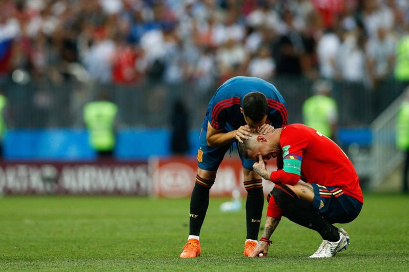 Игрок сборной Испании Серхио Рамос плачет после проигрыша в матче с Россией. 