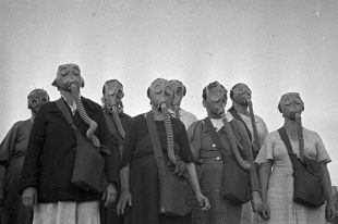 Из серии «Если завтра война...». Учения населения по химзащите. Москва, 1938 год.