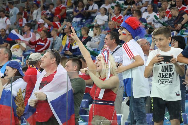 Десятки тысяч болельщиков заполнили трибуны стадиона «Нижний Новгород»