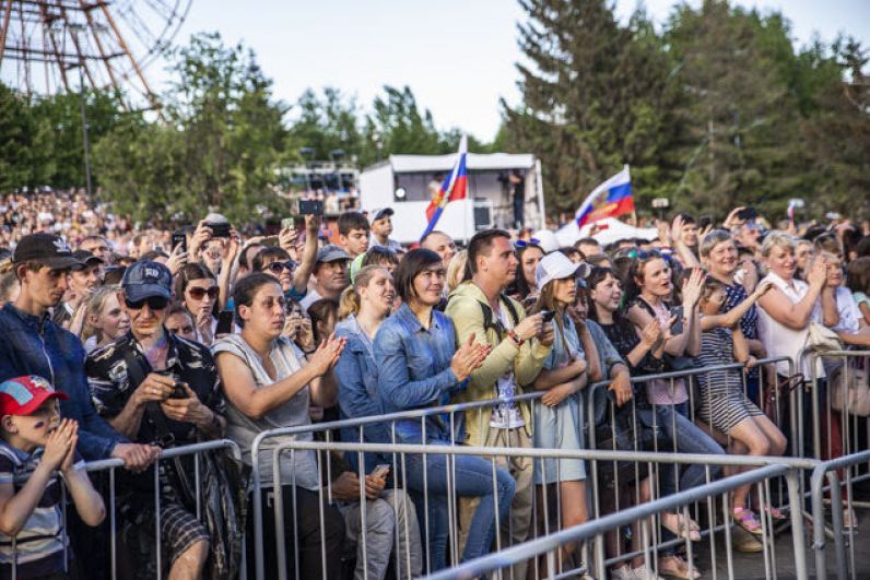 Новосибирцы пришли на празднование Дня России с флагами и хорошим настроением. 