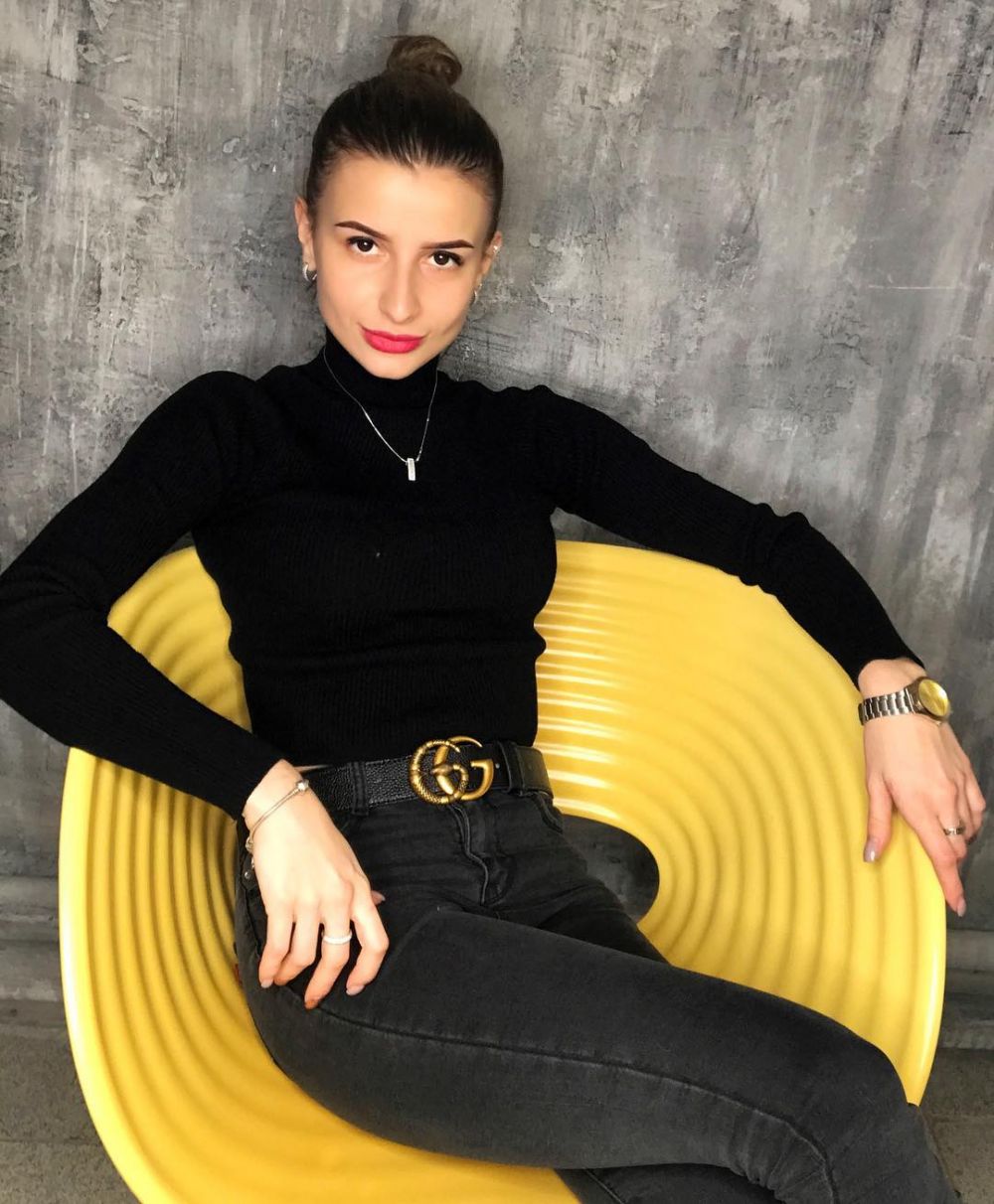 Олейникова Елизавета Владимировна. 26 лет. Высшее образование (ВолГУ). Руководитель коммерческого отдела в ООО «Зелёный Щит». Хобби - езда на велосипеде, сноуборд, бокс, путешествия.