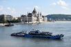 Прогулочный катер «Русалка», затонувший в Дунае в конце мая, поднимают со дна во время спасательной операции в Будапеште, Венгрия.