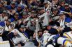 Игроки хоккейного клуба «Сент-Луис» позируют для командной фотографии с Кубком Стэнли после победы над «Бостоном» в седьмом матче финала плей-офф НХЛ, Бостон, США.