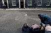 Корреспонденты фотографируют кота Ларри возле резиденции британских премьеров на Даунинг-стрит в Лондоне, Великобритания.