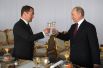 Владимир Путин и Дмитрий Медведев во время праздничного приема, посвященного Дню России, в Кремле.