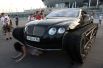 Спортивное купе Bentley Continental GT, переделанное в Ultratank на гусеничном ходу, во время демонстрации в Санкт-Петербурге.