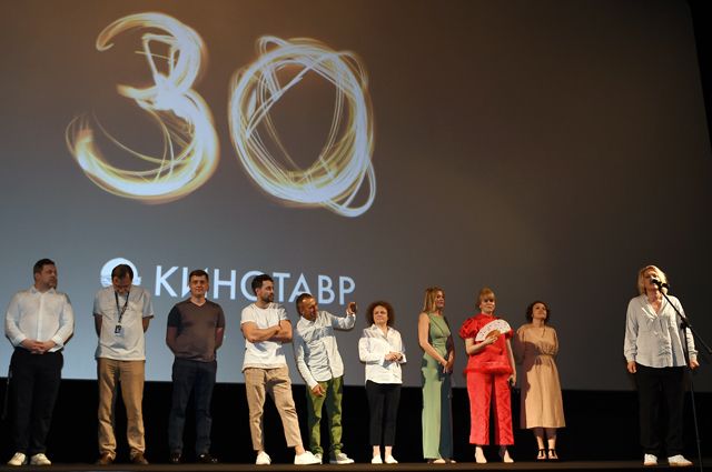 Съемочная группа фильма режиссера Анны Пармас «Давай разведемся» на премьере фильма. «Кинотавр-2019».