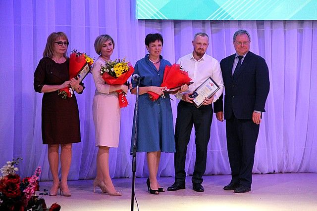 Мэр города Валерий Козлов поздравил работников и ветеранов отрасли, а также вручил награды победителям республиканского конкурса профессионального мастерства «Лучший врач года».