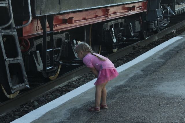 Девочку обнаружили в железнодорожной колее.