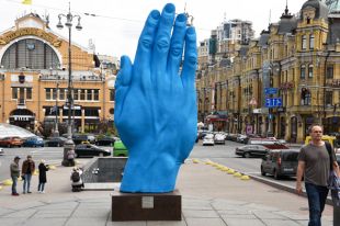 На бульваре Шевченко раньше стоял Ленин. Теперь красуется ладонь почему-то синего цвета – сплошной сюрреализм.