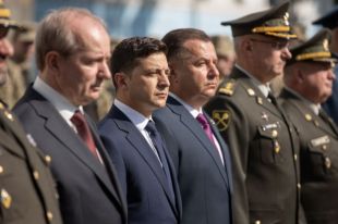 Зеленский почтил память погибших в зоне боевых действий