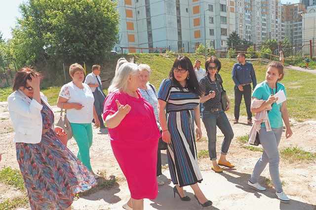 Жители и глава управы осматривают первую из предложенных под сквер площадок на Большой Очаковской улице.