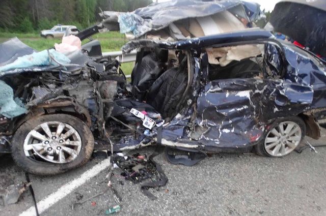 34-летняя женщина, которая находилась за рулём автомобиля Toyota Corolla, решила пойти на обгон. Однако она не справилась с управлением, и иномарка врезалась в правое бордюрное ограждение. 