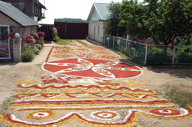 Выкладывать узоры из разноцветного песка возле дома - старинная традиции села Волчье.