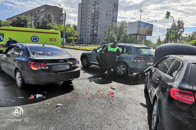 32-летняя женщина, которая находилась за рулём Audi A3 нарушила правила дорожного движения. Она не учла безопасную дистанцию до впереди движущегося транспортного средства. 