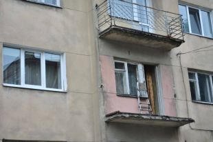 «Срезал перила на балконе»: мужчина упал со второго этажа во Львове