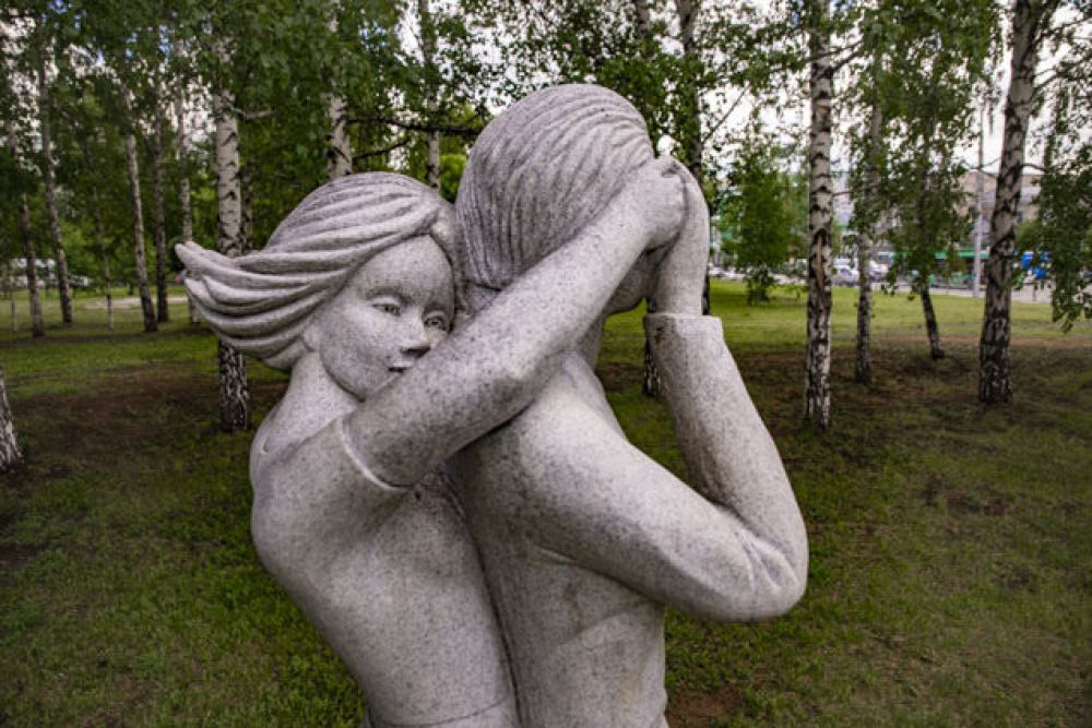 Памятник первому свиданию. Он находится в сквере около научно-технической библиотеки в Новосибирске. Любопытно, что традиция назначать романтические встречи в этом месте появилась еще задолго до установки композиции. Памятник, изображающий молодую пару в момент трепетной встречи, выполнен в натуральную величину. Девушка, прижавшись к юноше, закрывает ему руками глаза, а он нежно держит ее за руку. Наверное, каждый прохожий, увидев композицию, хотя бы ненадолго останавливается возле нее, вспомнив свою первую историю волнительного, но светлого чувства.
