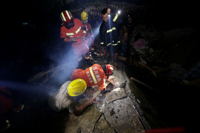 Спасатели ищут выживших в завалах после землетрясения в округе Ибинь уезда Чаннин.