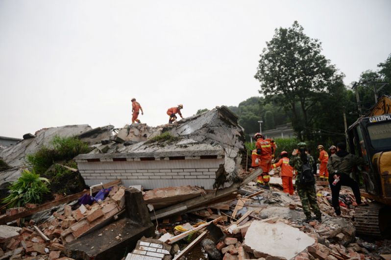 Спасатели на развалинах дома после землетрясения в округе Ибинь уезда Чаннин.