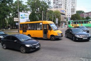 В центре Днепра маршрутка переехала женщину: пострадавшая скончалась