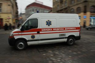 В результате аварии молодой человек получил значительные травмы и был доставлен в больницу.