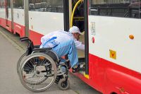 в Петербурге живут около 600 тысяч инвалидов, 16 тысяч из них - колясочники. 