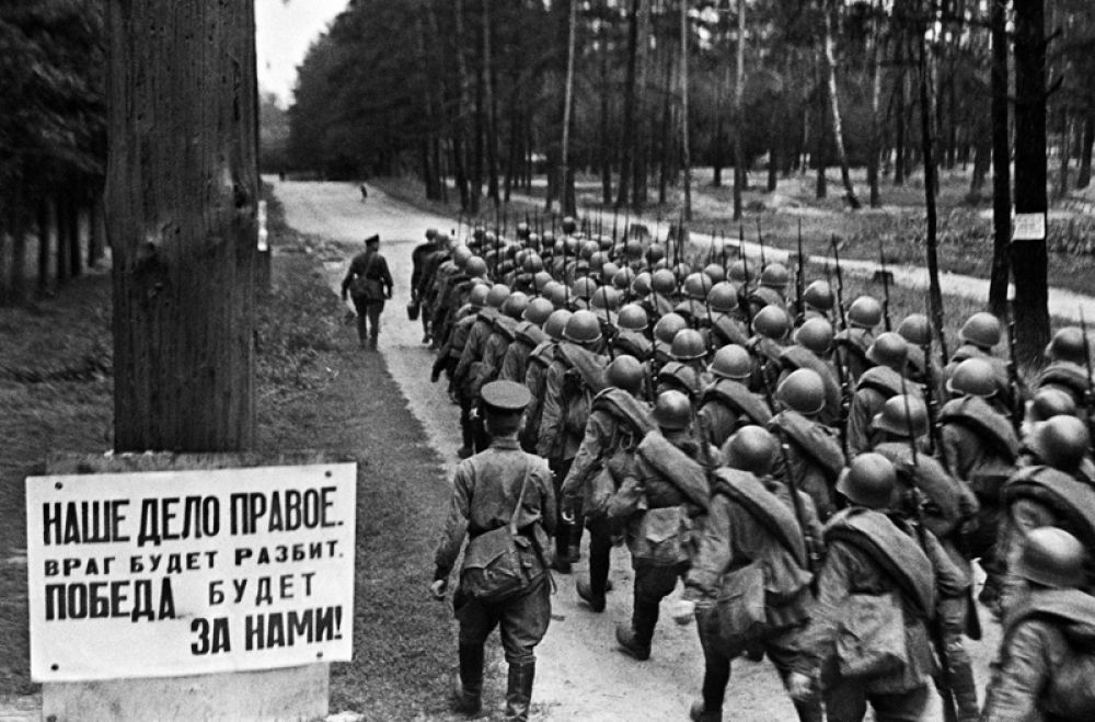 Мобилизация. Колонны бойцов движутся на фронт. Москва, 23 июня 1941 года.