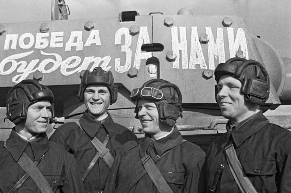 Танковый полк при Военной Академии механизации и моторизации имени Сталина перед отправкой на фронт. Москва, июнь 1941 года.
