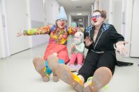 Клоуны поднимают детям настроение в стерильной больничной палате после тяжелых капельниц.