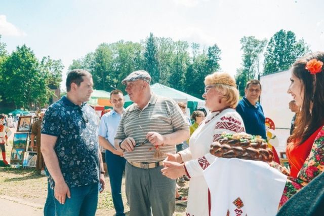 Алексей Островский (слева) лично пообщался с участниками фестиваля.