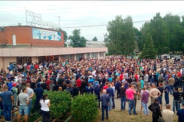 Народный сход в Чемодановке после массовой драки.