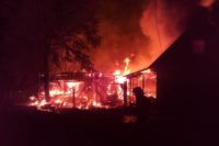 Когда спасатели прибыли на место ЧП, огонь уже перекинулся на соседний дом.
