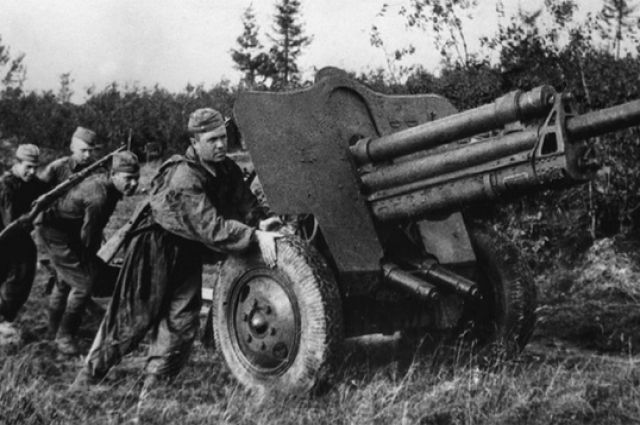 Артиллеристы на исходных позициях в боях под Ржевом в 1942 году.
