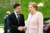 Канцлер Германии Ангела Меркель приветствует президента Украины Владимира Зеленского в Берлине.
