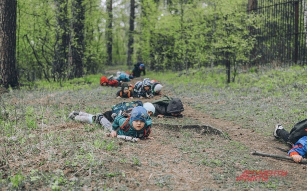 В походе встречаются самые разные виды тропинок, и по всем надо суметь правильно пройти, ну, или проползти, как в данном случае.