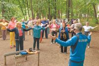 Щукинские пенсионеры осваивают цигун под руководством инструктора Михаила.