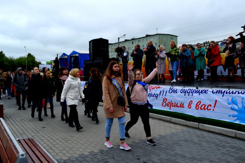 Вчерашние школьники прошли от лодочной станции до набережной.