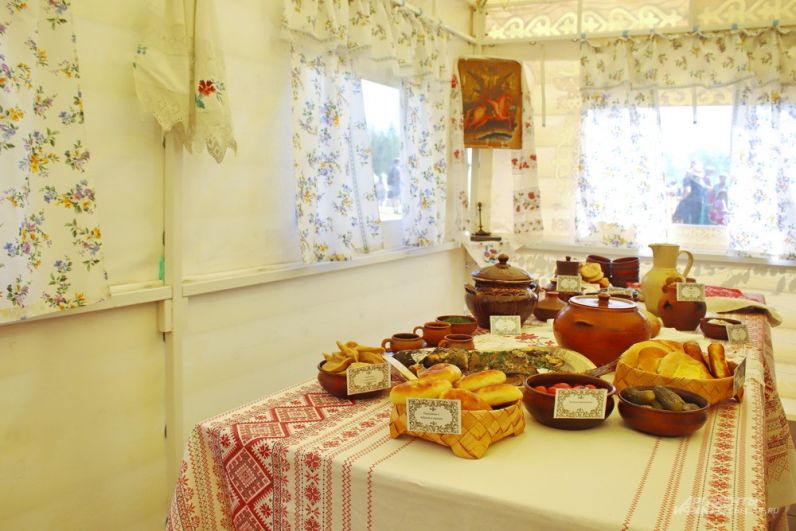 Русская изба в Уральском поселении: стол накрыт для дорогих гостей.