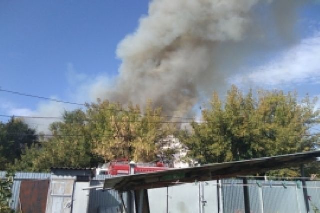 В Орске тушили большой пожар в жилом доме на ул.Чекалина.