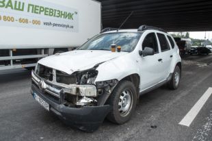 В Киеве на проезжающий автомобиль упала часть моста