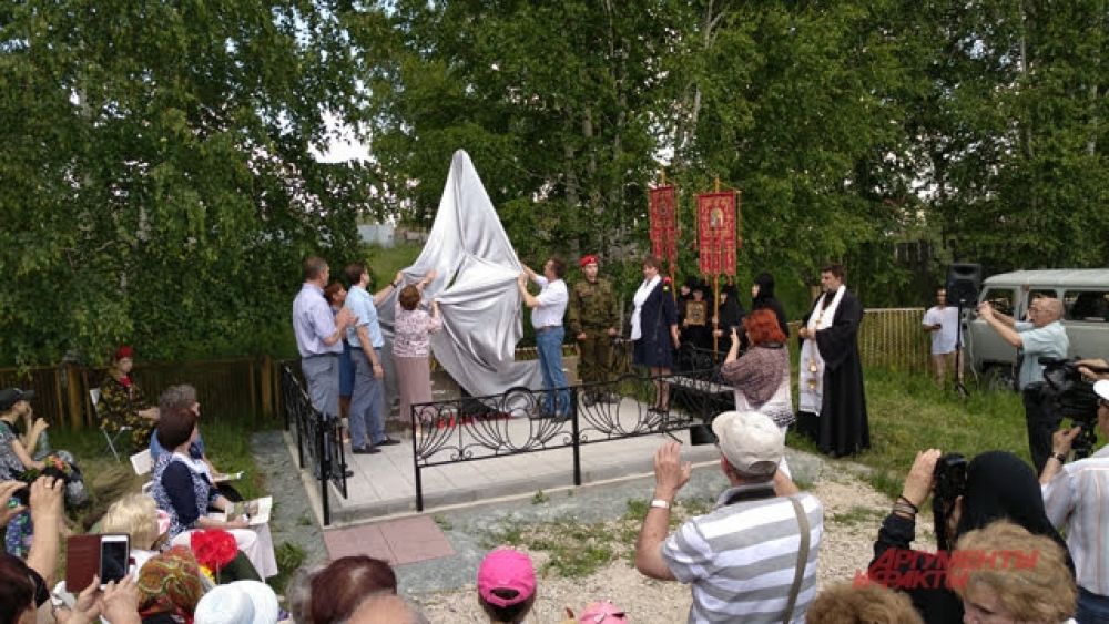 Когда все речи были произнесены, организаторы показали памятник людям.