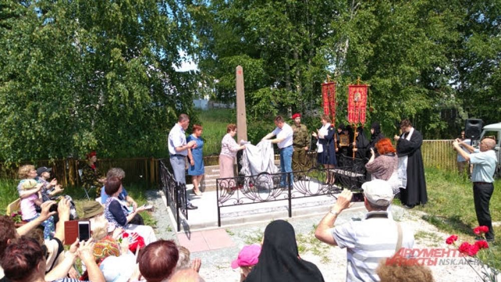 Гости мероприятия запечатлели стеллу и момент ее открытия на фотокамеры мобильных телефонов.