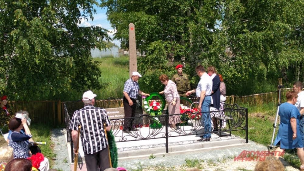 Затем к памятнику были возложены венки от организаторов и инициаторов мероприятия и от всех пожелавших почтить память павших.