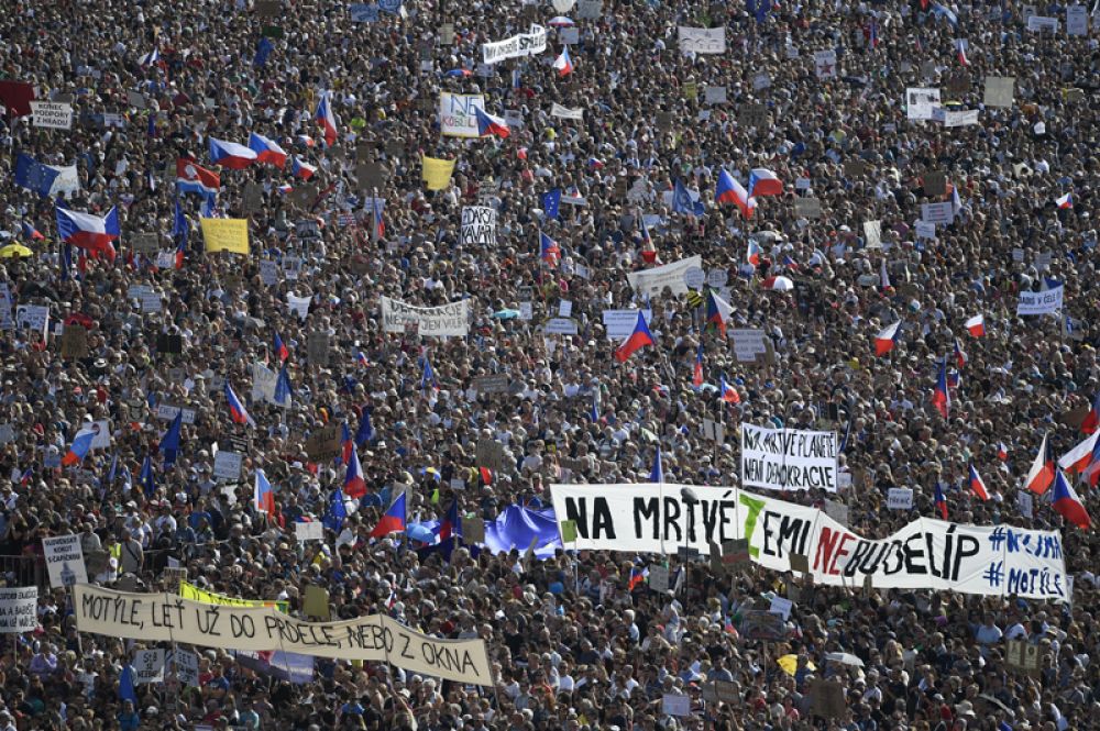 Участники акции протеста в Праге против премьер-министра Андрея Бабиша. Участники акции протеста в Праге против премьер-министра Андрея Бабиша.