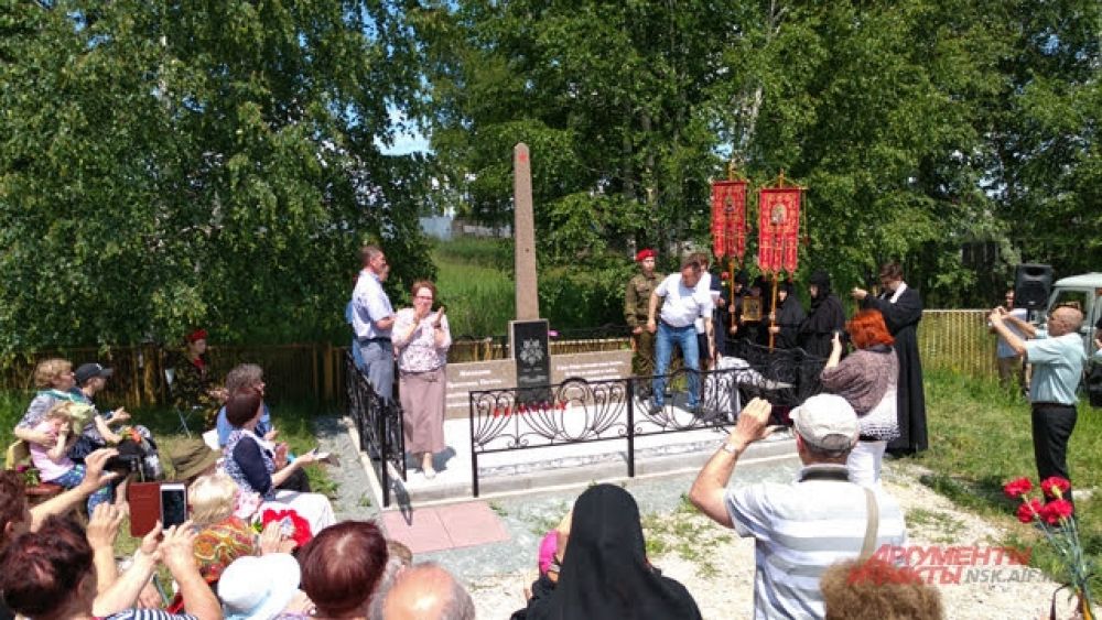 Открытие памятника сопровождалось аплодисментами участников мероприятия.