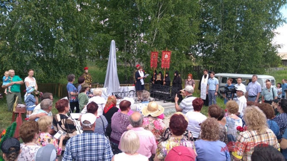 На мероприятии присутствовали представители администрации Вьюнского сельсовета и местные жители, чьи родственники участвовали в ВОВ.