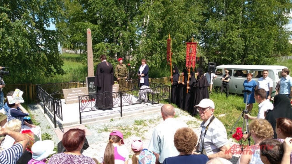 Стеллу освятили служители колыванской церкви.