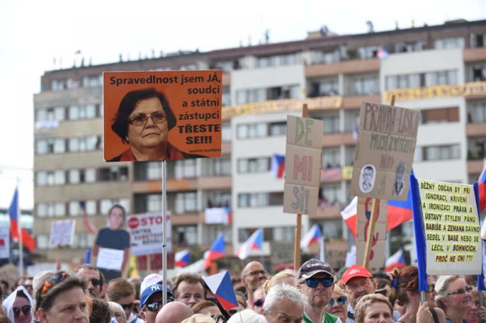 Участники акции протеста в Праге против премьер-министра Андрея Бабиша.